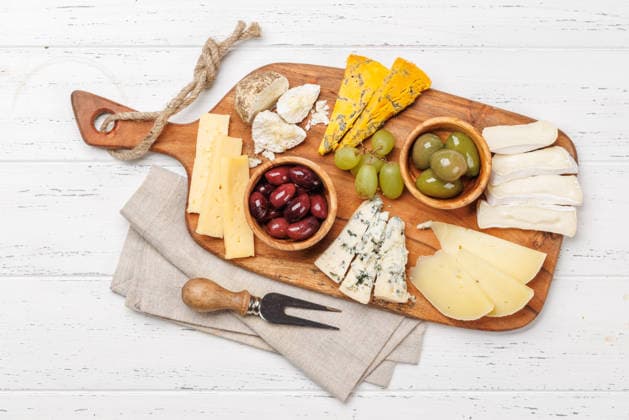 Käseplatte mit verschiedenen Käsesorten und Oliven Cheese board with assorted cheeses and olives, gourmet appetizer perfect for wine tasting and gatherings (License=RF) Copyright: xZoonar.com EvgenyxKarandaevx 24961881