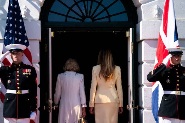 Donald Trump greets King Charles - Washington WASHINGTON, DC - APRIL 27: The United Kingdom’s Queen Camilla, left, walks with U.S. First Lady Melania Trump on Monday, April 27, 2026 at the White House in Washington, D.C. Photo by Allison Robbert For The Washington Post via Pool ABACAPRESS.COM United States  Copyright: xPool ABACAx