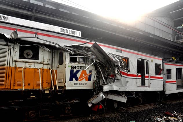 Officers Evacuate Victims Of A Train Accident At East Bekasi Station. Joint officers evacuate victims from the KRL carriage following an accident involving the KRL Commuter Line and the Argo Bromo train at East Bekasi Station, West Java, Indonesia, on April 28, 2026. Jakarta Indonesia  Copyright: xRahmatxDianx originalFilename: prasanto-notitle260428_np7Px.jpg