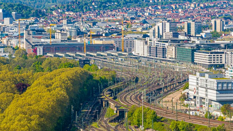 Gleisvorfeld am Hauptbahnhof Stuttgart. Nach Abschluss des Projekts Stuttgart 21 sollen hier Wohnungen und das neue Rosensteinquartier und Wohnungen entstehen. Abstellbahnhof Rosenstein. DB Fernverkehr AG Bereitstellung Stuttgart. Im Hintergrund der Hauptbahnhof. 25.04.2026, Stuttgart, Baden-Württemberg, Deutschland *** Track apron at Stuttgart main station After completion of the Stuttgart 21 project, apartments and the new Rosenstein quarter and apartments are to be built here Rosenstein stabling station DB Fernverkehr AG provision Stuttgart In the background the main station 25 04 2026, Stuttgart, Baden Württemberg, Germany