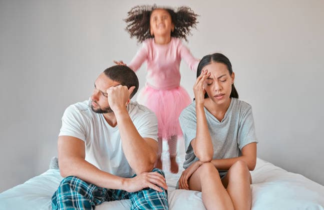 Stress, divorce and couple with a child on the bed with her parents in an argument or disagreement. Tired, break up and young angry mother and father with a adhd girl jumping in bedroom at their home. (License=RF) ,model released, Symbolfoto  Copyright: xZoonar.com YurixArcursxpeopleimages.comx 19400363 ,model released, Symbolfoto ,property released