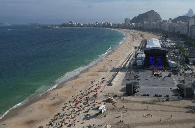 Police inspection of the stage where Shakira’s concert will take place RIO DE JANEIRO, BRAZIL - APRIL 27: The Civil Police conduct an investigation and monitor workers during stage setup in Rio de Janeiro on April 27, 2026. An accident occurred at the stage where Shakira is scheduled to perform. A 28-year-old locksmith, Gabriel de Jesus Firmino, died after being crushed between two elevators, one of which was reportedly operated from a distance of 25 meters. Authorities are treating the case as a workplace accident while also investigating possible manslaughter. Preliminary findings indicate the fatal incident was caused by the elevator involved in the stage installation. Fabio Teixeira Anadolu Rio de Janeiro Brazil. Editorial use only. P  Copyright: x2026xAnadoluxFabioxTeixeirax