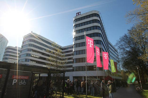 Beschäftigte der Deutschen Telekom stehen am Dienstagmorgen vor dem Standort des Unternehmens am Überseering in der City Nord. Die Vereinte Dienstleistungsgewerkschaft (ver.di) hat die rund 800 Beschäftigten an allen Hamburger Standorten zum Warnstreik aufgerufen, da auch die zweite Verhandlungsrunde im Tarifkonflikt ergebnislos verlaufen ist. Winterhude Hamburg *** Deutsche Telekom employees stand outside the companys Überseering site in City Nord on Tuesday morning The United Services Union ver di has called on around 800 employees at all Hamburg sites to go on warning strike, as the second round of negotiations in the wage dispute has also failed to produce a result Winterhude Hamburg