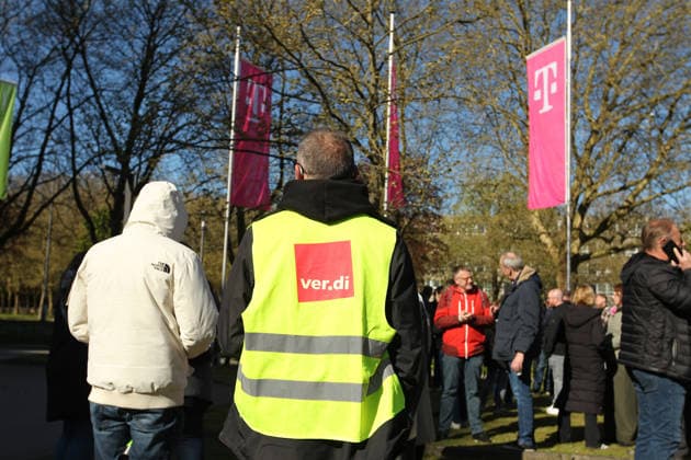 Beschäftigte der Deutschen Telekom stehen am Dienstagmorgen vor dem Standort des Unternehmens am Überseering in der City Nord. Die Vereinte Dienstleistungsgewerkschaft (ver.di) hat die rund 800 Beschäftigten an allen Hamburger Standorten zum Warnstreik aufgerufen, da auch die zweite Verhandlungsrunde im Tarifkonflikt ergebnislos verlaufen ist. Winterhude Hamburg *** Deutsche Telekom employees stand outside the companys Überseering site in City Nord on Tuesday morning The United Services Union ver di has called on around 800 employees at all Hamburg sites to go on warning strike, as the second round of negotiations in the wage dispute has also failed to produce a result Winterhude Hamburg