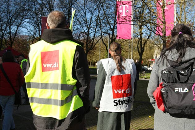 Beschäftigte der Deutschen Telekom stehen am Dienstagmorgen vor dem Standort des Unternehmens am Überseering in der City Nord. Die Vereinte Dienstleistungsgewerkschaft (ver.di) hat die rund 800 Beschäftigten an allen Hamburger Standorten zum Warnstreik aufgerufen, da auch die zweite Verhandlungsrunde im Tarifkonflikt ergebnislos verlaufen ist. Winterhude Hamburg *** Deutsche Telekom employees stand outside the companys Überseering site in City Nord on Tuesday morning The United Services Union ver di has called on around 800 employees at all Hamburg sites to go on warning strike, as the second round of negotiations in the wage dispute has also failed to produce a result Winterhude Hamburg