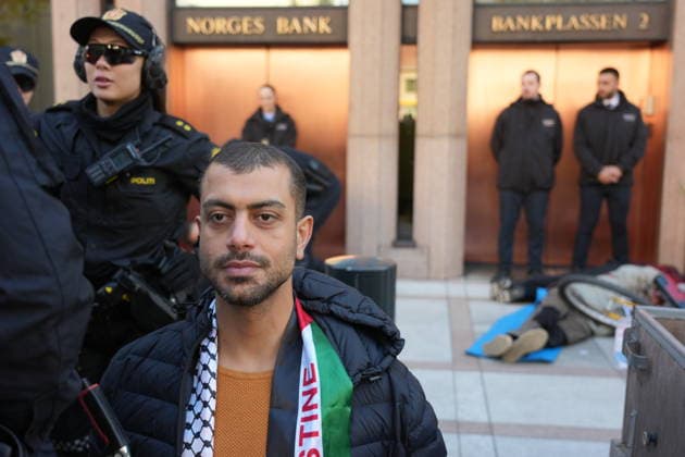 Investment Confernence 2026 Oslo 20260428. Aksjonsgruppa for Palestina og Palestinakomiteen demonstrerer mot konferansen utenfor Norges Bank sine lokaler. Oljefondet arrangerer Investeringskonferansen 2026 og har temaet Hva kjennetegner en vinnerkultur ?. Konferansen arrangeres tirsdag i Norges Bank. Foto: Ole Berg-Rusten NTB Oslo Norge OkKWQzAzFBY EDITORIAL USE ONLY Ref:_BUSOkKWQzAzFBY.jpg *** Investment Confernence 2026 Oslo 20260428 Aksjonsgruppa for Palestina and Palestinakomiteen demonstrates against the conference outside Norges Banks premises The Pension Fund organizes the Investment Conference 2026 and has the theme What characterizes a winning culture The conference will be held on Tuesday at Norges Bank Photo Ole Berg Rusten N  Copyright: xOlexBerg-Rustenx xNTBx