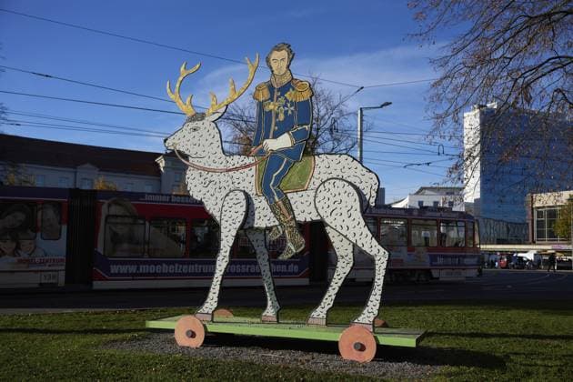 Skulptur, Denkmal, Fürst Hermann von Pückler auf seinem stählernen Hirsch, Pop-Art, Innenstdt von Cottbus, Brandenburg, Deutschland Sculpture, memorial, Prince Hermann von Pückler on his steel deer, pop art, Innenstdt of Cottbus, Brandenburg, Germany Copyright: imageBROKER GabrielexThielmann iblgth17486784.jpg