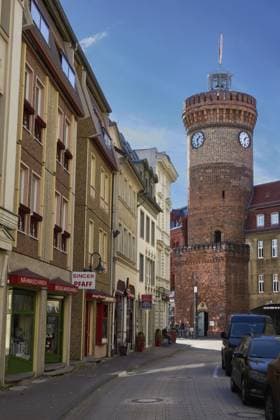 Spremberger Turm, ehemaliger Wehrturm, vorne die Burgstraße in der Altstadt von Cottbus, Brandenburg, Deutschland Spremberger Turm, former defensive defence tower, in front of Burgstraße in the old town of Cottbus, Brandenburg, Germany Copyright: imageBROKER GabrielexThielmann iblgth17499299.jpg