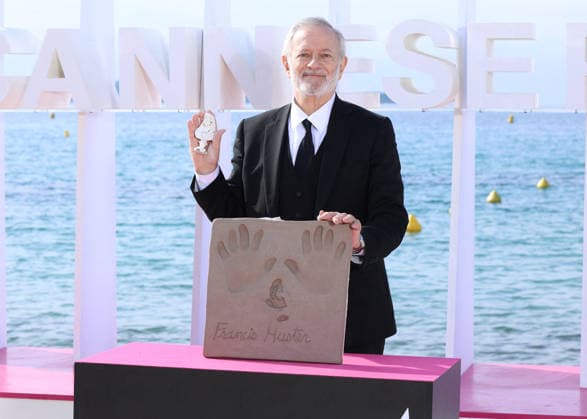 Francis Huster at a photocall for his handprints, on the Majestic beach during the 9th edition of the Canneseries festival in Cannes, on April 28, 2026 Denis Guignebourg Bestimage Francis Huster at a photocall for his handprints, on the Majestic beach during the 9th edition of the Canneseries festival in Cannes, on April 28, 2026 Cannes France  Copyright: xDenisxGuignebourgx xBestimagexDenisxGuignebourgx xBestimagex