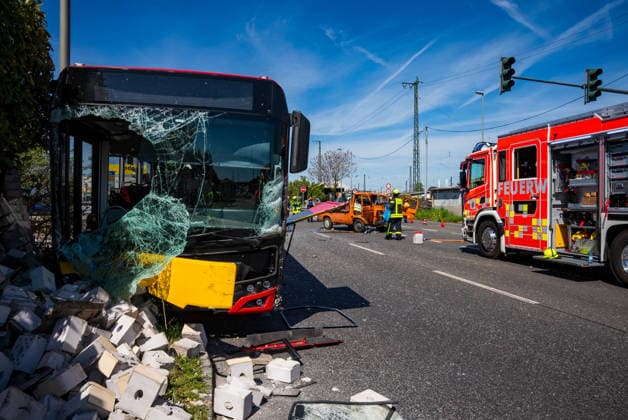 Verkehrsunfall zwischen Linienbus und Transporter - Hanau Verkehrsunfall zwischen einem Linienbus und einem Transporter in Hanau. Der Bus war mit 12 Personen besetzt, 2 davon wurden leichtverletzt. Der Transporterfahrer wurde eingeklemmt und durch die Feuerwehr befreit. Die Feuerwehr Hanau war mit 50 Einsatzkräften der Berufsfeuerwehr und den Freiwilligen Feuerwehren vor Ort. Für die Dauer der Maßnahmen wurde die Auheimer Straße im Bereich der Rodgaustraße voll gesperrt. Hanau Hessen Deutschland *** Traffic accident between a bus and a van Hanau Traffic accident between a bus and a van in Hanau The bus was carrying 12 people, 2 of whom were slightly injured The van driver was trapped and freed by the fire department The Hanau fire dep