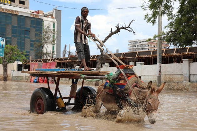 Heavy rains flooded roads in Somalia MOGADISHU, SOMALIA - APRIL 28: People try to cross flooded streets following the heavy rain in Mogadishu, Somalia on April 28, 2026. Abuukar Mohamed Muhidin Anadolu Mogadishu Somalia. Editorial use only. Please get in touch for any other usage.  Copyright: x2026xAnadoluxAbuukarxMohamedxMuhidinx