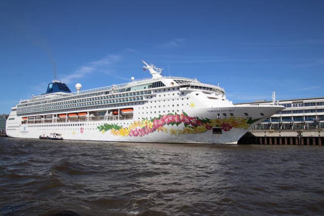 Das Kreuzfahrtschiff Norwegian Sky hat in Hamburg festgeamcht. *** The cruise ship Norwegian Sky has moored in Hamburg