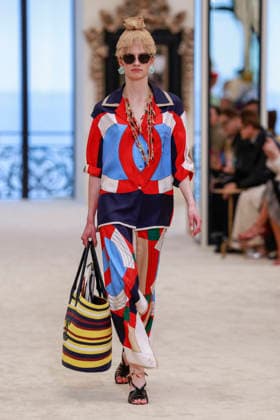 Chanel Collection Croisière 2026 2027 Chanel Cruise fashion show at the Casino municipal de Biarritz, France, on April 28, 2026 Olivier Borde Bestimage A model walks the runway at the Chanel Cruise 2025 fashion show at the Biarritz Municipal Casino, France, on April 28, 2026 Biarritz France  Copyright: xOLIVIERxBORDEx xBESTIMAGExOLIVIERxBORDEx xBESTIMAGEx