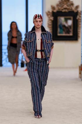 Chanel Collection Croisière 2026 2027 Chanel Cruise fashion show at the Casino municipal de Biarritz, France, on April 28, 2026 Olivier Borde Bestimage A model walks the runway at the Chanel Cruise 2025 fashion show at the Biarritz Municipal Casino, France, on April 28, 2026 Biarritz France  Copyright: xOLIVIERxBORDEx xBESTIMAGExOLIVIERxBORDEx xBESTIMAGEx