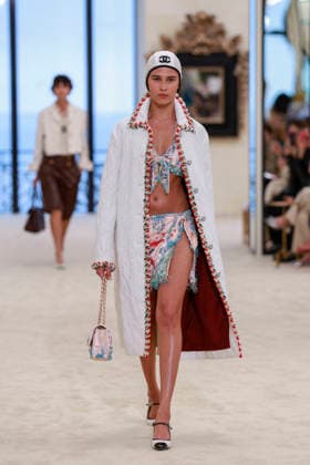 Chanel Collection Croisière 2026 2027 Chanel Cruise fashion show at the Casino municipal de Biarritz, France, on April 28, 2026 Olivier Borde Bestimage A model walks the runway at the Chanel Cruise 2025 fashion show at the Biarritz Municipal Casino, France, on April 28, 2026 Biarritz France  Copyright: xOLIVIERxBORDEx xBESTIMAGExOLIVIERxBORDEx xBESTIMAGEx