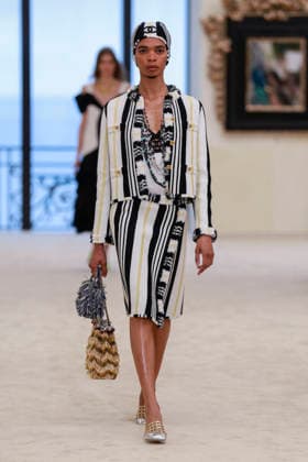 Chanel Collection Croisière 2026 2027 Chanel Cruise fashion show at the Casino municipal de Biarritz, France, on April 28, 2026 Olivier Borde Bestimage A model walks the runway at the Chanel Cruise 2025 fashion show at the Biarritz Municipal Casino, France, on April 28, 2026 Biarritz France  Copyright: xOLIVIERxBORDEx xBESTIMAGExOLIVIERxBORDEx xBESTIMAGEx