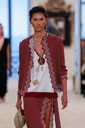 Chanel Collection Croisière 2026 2027 Chanel Cruise fashion show at the Casino municipal de Biarritz, France, on April 28, 2026 Olivier Borde Bestimage A model walks the runway at the Chanel Cruise 2025 fashion show at the Biarritz Municipal Casino, France, on April 28, 2026 Biarritz France  Copyright: xOLIVIERxBORDEx xBESTIMAGExOLIVIERxBORDEx xBESTIMAGEx