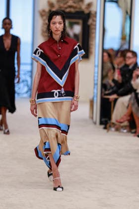 Chanel Collection Croisière 2026 2027 Chanel Cruise fashion show at the Casino municipal de Biarritz, France, on April 28, 2026 Olivier Borde Bestimage A model walks the runway at the Chanel Cruise 2025 fashion show at the Biarritz Municipal Casino, France, on April 28, 2026 Biarritz France  Copyright: xOLIVIERxBORDEx xBESTIMAGExOLIVIERxBORDEx xBESTIMAGEx