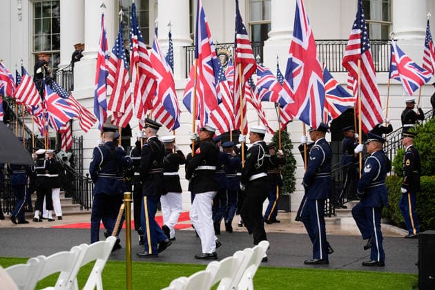 April 28, 2026, Washington, District Of Columbia, USA: Troops get into position prior to the State arrival ceremony honoring King Charles III and Queen Camilla on the South Lawn of the White House in Washington, DC, USA, on April 28, 2026 in Washington, DC, USA Washington USA  - ZUMAs152 20260428_faa_s152_001 Copyright: xYurixGripasx-xPoolxviaxCNPx