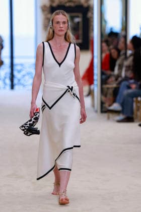 Chanel N°2 Collection Croisière 2026 2027 Chanel Cruise fashion show at the Biarritz Municipal Casino, April 28, 2026 Olivier Borde Betimage A model walks the runway at the Chanel Cruise 2025 fashion show at the Biarritz Municipal Casino, France, on April 28, 2026 Biarritz France  Copyright: xOLIVIERxBORDEx xBESTIMAGExOLIVIERxBORDEx xBESTIMAGEx