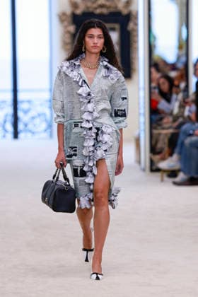 Chanel N°2 Collection Croisière 2026 2027 Chanel Cruise fashion show at the Biarritz Municipal Casino, April 28, 2026 Olivier Borde Betimage A model walks the runway at the Chanel Cruise 2025 fashion show at the Biarritz Municipal Casino, France, on April 28, 2026 Biarritz France  Copyright: xOLIVIERxBORDEx xBESTIMAGExOLIVIERxBORDEx xBESTIMAGEx
