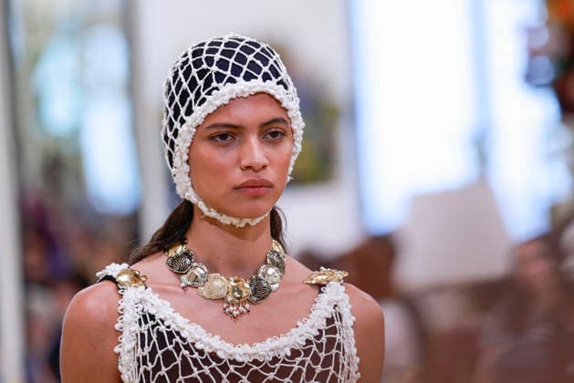 Chanel N°2 Collection Croisière 2026 2027 Chanel Cruise fashion show at the Biarritz Municipal Casino, April 28, 2026 Olivier Borde Betimage A model walks the runway at the Chanel Cruise 2025 fashion show at the Biarritz Municipal Casino, France, on April 28, 2026 Biarritz France  Copyright: xOLIVIERxBORDEx xBESTIMAGExOLIVIERxBORDEx xBESTIMAGEx