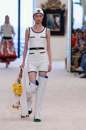 Chanel N°2 Collection Croisière 2026 2027 Chanel Cruise fashion show at the Biarritz Municipal Casino, April 28, 2026 Olivier Borde Betimage A model walks the runway at the Chanel Cruise 2025 fashion show at the Biarritz Municipal Casino, France, on April 28, 2026 Biarritz France  Copyright: xOLIVIERxBORDEx xBESTIMAGExOLIVIERxBORDEx xBESTIMAGEx