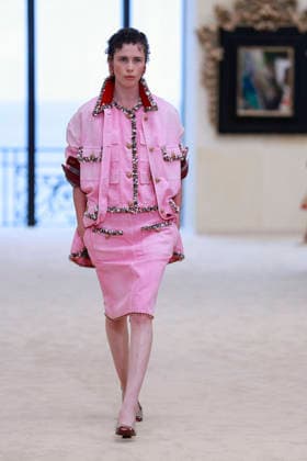 Chanel N°2 Collection Croisière 2026 2027 Chanel Cruise fashion show at the Biarritz Municipal Casino, April 28, 2026 Olivier Borde Betimage A model walks the runway at the Chanel Cruise 2025 fashion show at the Biarritz Municipal Casino, France, on April 28, 2026 Biarritz France  Copyright: xOLIVIERxBORDEx xBESTIMAGExOLIVIERxBORDEx xBESTIMAGEx