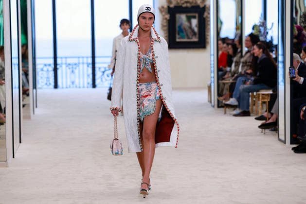 Chanel N°2 Collection Croisière 2026 2027 Chanel Cruise fashion show at the Biarritz Municipal Casino, April 28, 2026 Olivier Borde Betimage A model walks the runway at the Chanel Cruise 2025 fashion show at the Biarritz Municipal Casino, France, on April 28, 2026 Biarritz France  Copyright: xOLIVIERxBORDEx xBESTIMAGExOLIVIERxBORDEx xBESTIMAGEx