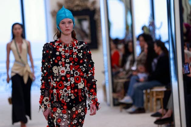 Chanel N°2 Collection Croisière 2026 2027 Chanel Cruise fashion show at the Biarritz Municipal Casino, April 28, 2026 Olivier Borde Betimage A model walks the runway at the Chanel Cruise 2025 fashion show at the Biarritz Municipal Casino, France, on April 28, 2026 Biarritz France  Copyright: xOLIVIERxBORDEx xBESTIMAGExOLIVIERxBORDEx xBESTIMAGEx