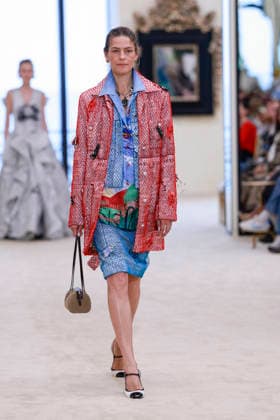 Chanel N°2 Collection Croisière 2026 2027 Chanel Cruise fashion show at the Biarritz Municipal Casino, April 28, 2026 Olivier Borde Betimage A model walks the runway at the Chanel Cruise 2025 fashion show at the Biarritz Municipal Casino, France, on April 28, 2026 Biarritz France  Copyright: xOLIVIERxBORDEx xBESTIMAGExOLIVIERxBORDEx xBESTIMAGEx