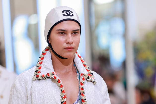 Chanel N°2 Collection Croisière 2026 2027 Chanel Cruise fashion show at the Biarritz Municipal Casino, April 28, 2026 Olivier Borde Betimage A model walks the runway at the Chanel Cruise 2025 fashion show at the Biarritz Municipal Casino, France, on April 28, 2026 Biarritz France  Copyright: xOLIVIERxBORDEx xBESTIMAGExOLIVIERxBORDEx xBESTIMAGEx