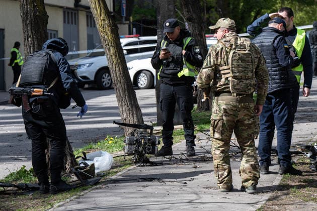 Russian drone attack hits Ukraine s Kyiv KYIV, UKRAINE - APRIL 28: Police officers are seen at the site of a Russian drone in Kyiv, Ukraine on April, 28, 2026. Danylo Antoniuk Anadolu Kyiv Ukraine. Editorial use only. Please get in touch for any other usage.  Copyright: x2026xAnadoluxDanyloxAntoniukx