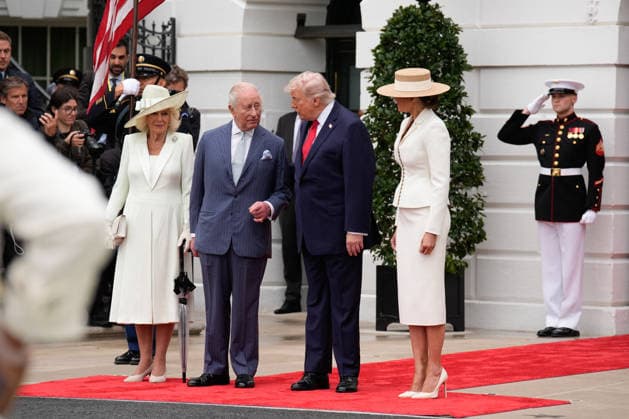 Donald Trump Greets King Charles - Washington US President Donald Trump and first lady Melania Trump greet Britain’s King Charles and Queen Camilla on the South Lawn at the White House in Washington for State Visit on March 28, 2026. Photo by Yuri Gripas ABACAPRESS.COM Washington  Copyright: xPool ABACAx