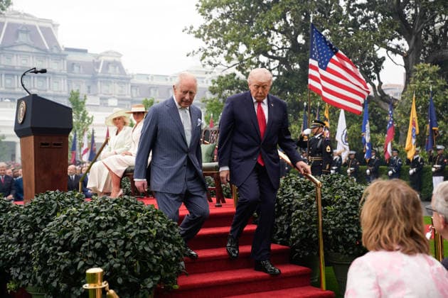 Trump Greets King Charles - Washington US President Donald Trump greets Britain’s King Charles on the South Lawn at the White House in Washington for State Visit on March 28, 2026. Photo by Yuri Gripas ABACAPRESS.COM Washington  Copyright: xPool ABACAx