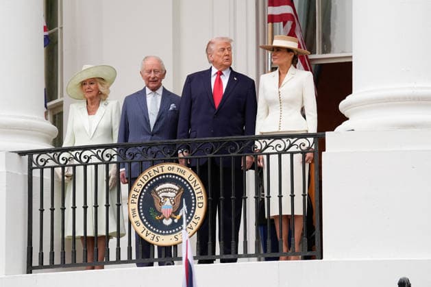 Trump Greets King Charles - Washington Queen Camila, King Charles III, U.S. President Donald Trump and First lady Melania Trump pose on the balcony of the White House during a state arrival ceremony of King Charles III and Queen Camilla on the South Lawn of the White House on April 28, 2026 in Washington, DC. Photo by Yuri Gripas ABACAPRESS.COM Washington  Copyright: xPool ABACAx