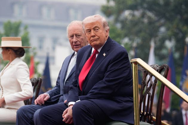 United States President Donald J Trump greets King Charles III of the United Kingdom of Great Britain and Northern Ireland oduring a State Arrival ceremony ton the South Lawn of the White House in Washington, DC, USA, on April 28, 2026. Copyright: xYurixGripasx xPoolxviaxCNP MediaPunchx
