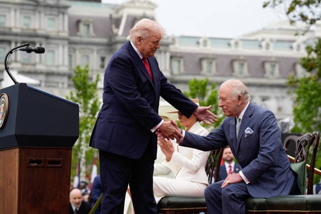 United States President Donald J Trump and King Charles III of the United Kingdom of Great Britain and Northern Ireland shake hands during a State Arrival ceremony on the South Lawn of the White House in Washington, DC, USA, on April 28, 2026. Copyright: xYurixGripasx xPoolxviaxCNP MediaPunchx