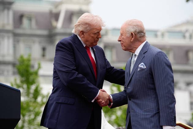 United States President Donald J Trump and King Charles III of the United Kingdom of Great Britain and Northern Ireland shake hands during a State Arrival ceremony on the South Lawn of the White House in Washington, DC, USA, on April 28, 2026. Copyright: xYurixGripasx xPoolxviaxCNP MediaPunchx