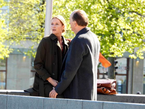 CNTV KANZLEI- Esther Schweins und Herbert Knaup die Schauspieler am Set beim Dreh zu neuen folgen der ARD TV Serie Die Kanzlei Drehort am Flaggenplatz auf dem Hamburger Jungfernstieg am 28.04.2026 in Hamburg Hamburg Deutschland *** CNTV KANZLEI Esther Schweins and Herbert Knaup the actors on set during the shooting of new episodes of the ARD TV series Die Kanzlei Filming location at Flaggenplatz on Hamburgs Jungfernstieg on 28 04 2026 in Hamburg Hamburg Germany