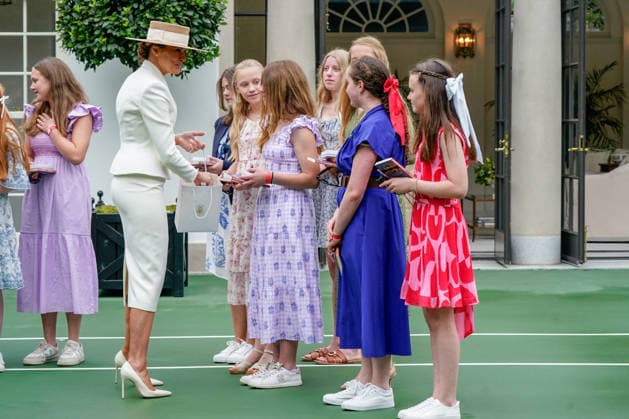 First Lady Melania Trump and Queen Camilla Meet Students at the White House WASHINGTON, DC - APRIL 28: U.S. First Lady Melania Trump hands out challenge coins at an event with students on Tuesday, April 28, 2026 at the White House in Washington, D.C. (Photo by Maxine Wallace The Washington Post) Washington DC United States  Copyright: xPool ABACAx