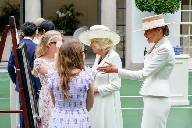 April 28, 2026, Washington, District Of Columbia, USA: WASHINGTON, DC - APRIL 28: U.S. First Lady Melania Trump and the United Kingdom™s Queen Camilla attend an event with students on Tuesday, April 28, 2026 at the White House in Washington, D.C Washington USA  - ZUMAs152 20260428_faa_s152_129 Copyright: xMaxinexWallacex-xPoolxviaxCNPx