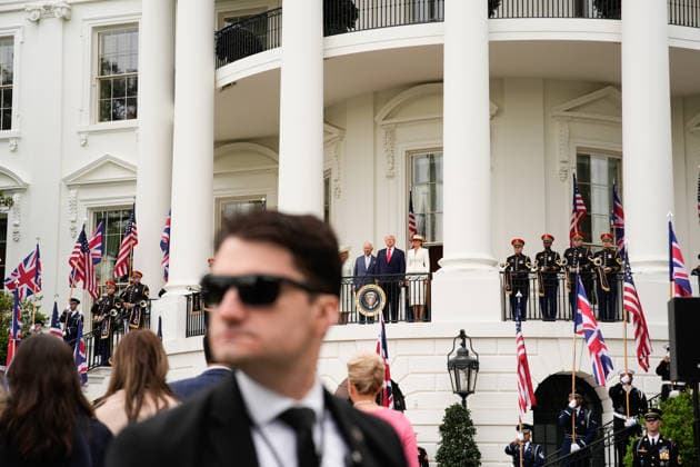 From left to right: Queen Camilla, King Charles III of the United Kingdom of Great Britain and Northern Ireland, United States President Donald J Trump and first lady Melania Trump pose on the Blue Room Balcony during a state arrival ceremony on the South Lawn of the White House in Washington, DC, USA, on April 28, 2026. Copyright: xYurixGripasx xPoolxviaxCNPx MediaPunchx