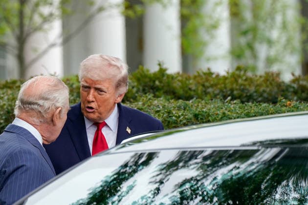 April 28, 2026, Washington, District Of Columbia, USA: WASHINGTON, DC - APRIL 28: United States President Donald J Trump says goodbye to The United Kingdom™s King Charles III after a ceremonial visit on Tuesday, April 28, 2026 at the White House in Washington, D.C. King Charles is expected to make a joint address to Congress before returning for a State Dinner in the evening Washington USA - ZUMAs152 20260428_faa_s152_146 Copyright: xMaxinexWallacex-xPoolxviaxCNPx