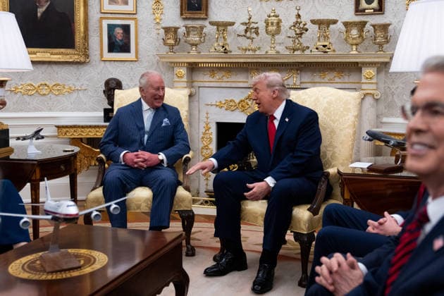 April 28, 2026, Washington, District Of Columbia, USA: United States President Donald J Trump and King Charles III of the United Kingdom of Great Britain and Northern Ireland and Queen Camilla meet in the Oval Office of the White House in Washington, DC, USA, on Tuesday, April 28, 2026 Washington USA - ZUMAs152 20260428_faa_s152_138 Copyright: xAllisonxRobbertx-xPoolxviaxCNPx
