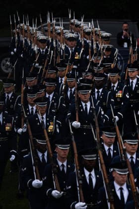 April 28, 2026, Washington, District Of Columbia, USA: WASHINGTON, DC - APRIL 28: Ceremonial troops at the State Arrival Ceremony for Queen Camilla, King Charles III of the United Kingdom of Great Britain and Northern Ireland, hosted by United States President Donald J Trump and first lady Melania Trump on the South Lawn of the White House in Washington, DC, USA, on April 28, 2026 Washington USA - ZUMAs152 20260428_faa_s152_158 Copyright: xAllisonxRobbertx-xPoolxviaxCNPx