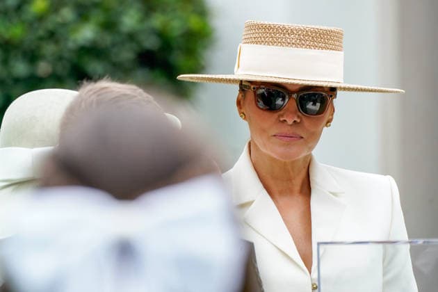 April 28, 2026, Washington, District Of Columbia, USA: First Lady MELANIA TRUMP and Queen Camilla participated in an educational event with students at the White House Tennis Pavilion, as part of the UK royals visit to the U.S. Washington USA  - ZUMAs152 20260428_faa_s152_132 Copyright: xMaxinexWallacex-xPoolxviaxCNPx