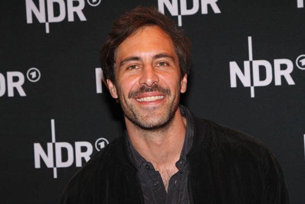 Max Giesinger bei der Premiere vom ARD Doku Film UDO Rebell. Rockstar. Ikone (ab 10. Mai 2026 in der ARD Mediathek) am 28.04.2026 in die Astor Filmlounge in Hamburg Max Giesinger at the premiere of the ARD documentary film UDO Rebel. Rockstar. Icon (available in the ARD Mediathek from May 10, 2026) on April 28, 2026 at the Astor Film Lounge in Hamburg, Germany Lindenbergs UDO Rebell. Rockstar. Ikone. ARD Filmdoku Premiere in Hamburg