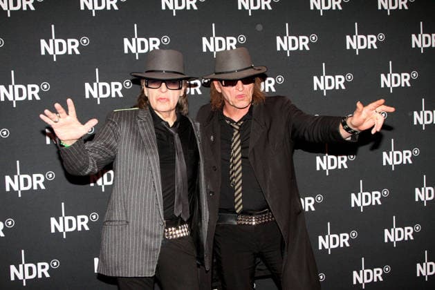 Udo Lindenberg und sein Doppelgaenger bei der Premiere vom ARD Doku Film UDO Rebell. Rockstar. Ikone (ab 10. Mai 2026 in der ARD Mediathek) am 28.04.2026 in die Astor Filmlounge in Hamburg Udo Lindenberg and his lookalike at the premiere of the ARD documentary film UDO Rebel. Rockstar. Icon (available in the ARD Mediathek from May 10, 2026) on April 28, 2026 at the Astor Film Lounge in Hamburg. Lindenbergs UDO Rebell. Rockstar. Ikone. ARD Filmdoku Premiere in Hamburg