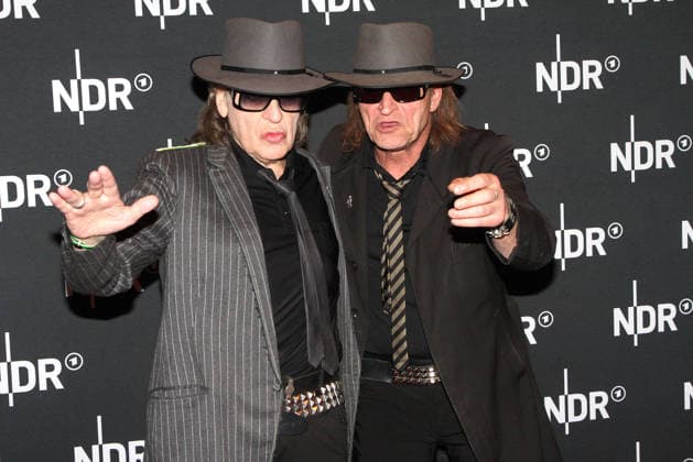 Udo Lindenberg und sein Doppelgaenger bei der Premiere vom ARD Doku Film UDO Rebell. Rockstar. Ikone (ab 10. Mai 2026 in der ARD Mediathek) am 28.04.2026 in die Astor Filmlounge in Hamburg Udo Lindenberg at the premiere of the ARD documentary film UDO Rebel. Rockstar. Icon (available in the ARD Mediathek from May 10, 2026) on April 28, 2026 at the Astor Film Lounge in Hamburg, Germany Lindenbergs UDO Rebell. Rockstar. Ikone. ARD Filmdoku Premiere in Hamburg